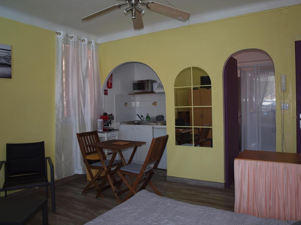 ארגלס-סור-מר Hotel Restaurant - Villa Les Sirenes חדר תמונה